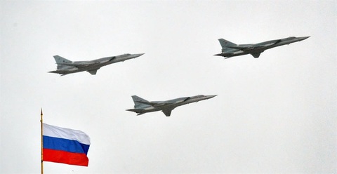 Tháng 6-2023, các tiêm kích Typhoon của Anh điều điều động để đánh chặn máy bay ném bom Tupolev Tu-22M của Nga đang bay về phía nam từ đất liền Nga tới Kalininggrad - Ảnh: AFP Tháng 6-2023, các tiêm kích Typhoon của Anh được điều động để đánh chặn máy bay ném bom Tupolev Tu-22M của Nga - Ảnh: AFP