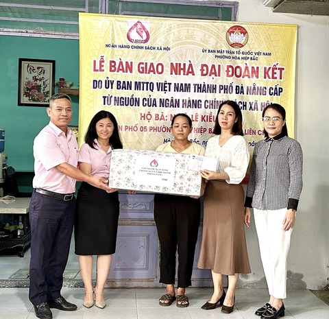 Chi nhánh Ngân hàng Chính sách Xã hội TP Đà Nẵng: hoàn thành các chỉ tiêu năm 2023- Ảnh 4. Ngân hàng CSXH TP ủng hộ 1 tỉ đồng qua Ủy ban MTTQ VN TP tặng nhà Đại đoàn kết cho hộ gia đình nghèo khó - Ảnh: Ngân hàng CSXH TPĐN