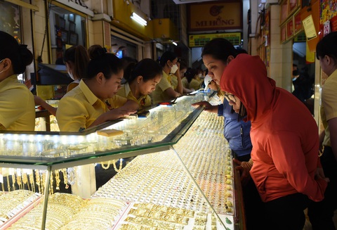 Giá vàng lao dốc tiếp, người 'đu đỉnh' vàng lỗ hơn 10 triệu đồng/lượng- Ảnh 1. Sau hàng loạt thông điệp mạnh mẽ từ cơ quan quản lý, chênh lệch giá mua - bán vàng đã giảm 7 triệu đồng/lượng - Ảnh: TỰ TRUNG