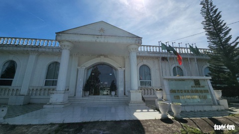 Kết luận thanh tra dự án Sài Gòn Đại Ninh được sửa ra sao?- Ảnh 5. Tòa nhà hội trường là công trình kiên cố duy nhất bên trong dự án sau nhiều năm được cấp chứng nhận đầu tư - Ảnh: M.V.
