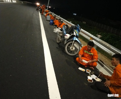 Cao tốc Mỹ Thuận - Cần Thơ đã thông xe hai chiều, người dân đi lại ra sao?- Ảnh 5. Để kịp thông xe phục vụ người dân dịp Tết dương lịch 2024, hàng trăm công nhân phải ngày đêm thi công trên công trường - Ảnh: MẬU TRƯỜNG