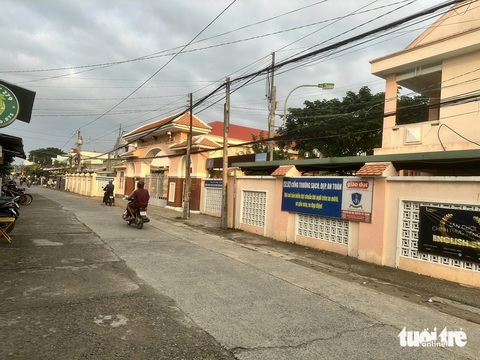 Thanh niên 19 tuổi bị nam sinh lớp 12 đâm chết trước cổng trường học- Ảnh 1. Trường THPT Lê Thanh Hiền nơi nam sinh T. đang theo học - Ảnh: H.T.