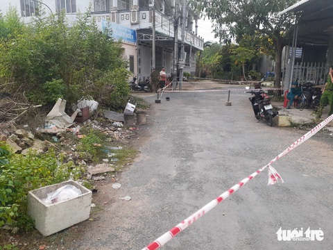 Thanh niên 19 tuổi bị nam sinh lớp 12 đâm chết trước cổng trường học- Ảnh 2. Hiện trường nơi xảy ra vụ việc - Ảnh: HOÀI ANH