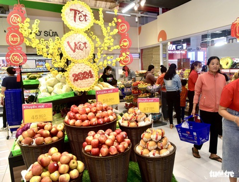 Khám phá trung tâm thương mại lớn nhất Cái Bè, Tiền Giang- Ảnh 4. Không gian trưng bày hàng Tết rực rỡ sắc xuân tại Co.opmart Cái Bè - Ảnh: T.T.D.