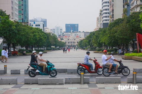 TP.HCM cấm xe nhiều đường để bắn pháo hoa mừng năm mới 2024- Ảnh 1. Trong thời gian bắn pháo hoa, Sở Giao thông vận tải TP.HCM thông báo cấm xe cộ đi lại khu vực quanh phố đi bộ Nguyễn Huệ - Ảnh: CHÂU TUẤN