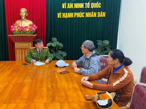 Suýt mất tiền tỉ sau cuộc gọi dọa bắt vì buôn ma túy- Ảnh 1. Vợ chồng bà H. đến trình báo công an sau khi bị số lạ gọi đến yêu cầu cung cấp thông tin cá nhân, tài khoản ngân hàng vì có liên quan vụ án mua bán ma túy - Ảnh: Công an thị trấn Cát Hải cung cấp