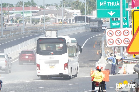 Hướng dẫn đi lại tại nút giao Chà Và cao tốc Mỹ Thuận - Cần Thơ- Ảnh 1. Nhân viên hướng dẫn một ô tô khách muốn đi quốc lộ 1 nhưng chạy nhầm vào cao tốc Mỹ Thuận - Cần Thơ, hướng từ TP Cần Thơ đi TP Vĩnh Long - Ảnh: CHÍ HẠNH