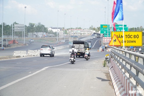 Hướng dẫn đi lại tại nút giao Chà Và cao tốc Mỹ Thuận - Cần Thơ- Ảnh 2. Xe đi từ TP Cần Thơ lên TP.HCM có thể đi thẳng vào cao tốc tại nút giao Chà Và. Nếu tiếp tục đi quốc lộ 1 thì rẽ phải - Ảnh: CHÍ HẠNH