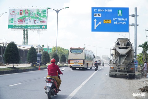 Hướng dẫn đi lại tại nút giao Chà Và cao tốc Mỹ Thuận - Cần Thơ- Ảnh 4. Hướng từ TP.HCM, TP Vĩnh Long đi Cần Thơ hiện không được phép rẽ phải, phải đi thẳng vào hướng thị xã Bình Minh. Rẽ phải chỉ dành cho ô tô lên cao tốc đi TP.HCM - Ảnh: CHÍ HẠNH
