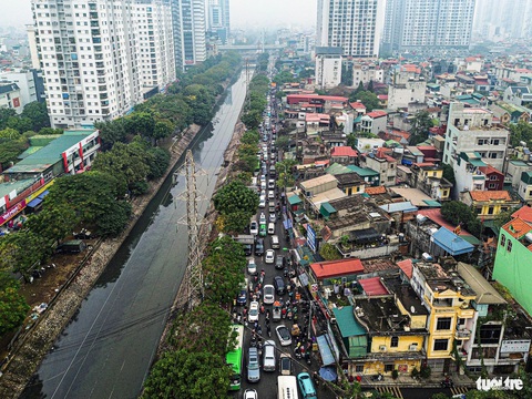 Người dân ùn ùn rời Hà Nội nghỉ Tết dương lịch, cửa ngõ kẹt cứng từ sáng đến trưa- Ảnh 2. Đường Tam Trinh là trục hướng tâm kết nối 3 tuyến vành đai quan trọng ở Hà Nội. Tuyến đường nhỏ hẹp lâm vào cảnh ùn tắc kéo dài vào sáng 30-12