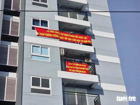 Chung cư bị đình chỉ hoạt động từng xuất hiện băng rôn của cư dân treo tại căn hộ để phản ứng với chủ đầu tư - Ảnh: BÁ SƠN Chung cư bị đình chỉ hoạt động từng xuất hiện băng rôn của cư dân treo tại căn hộ để phản ứng với chủ đầu tư - Ảnh: BÁ SƠN