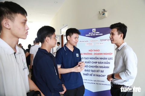 Đà Nẵng lập Trung tâm nghiên cứu, đào tạo thiết kế vi mạch và AI- Ảnh 1. Đà Nẵng đang rục rịch đào tạo nguồn nhân lực chất lượng cao. Trong ảnh: Trường đại học Bách khoa - Đại học Đà Nẵng kết nối các kỹ sư, chuyên gia trong ngành vi mạch gặp gỡ sinh viên - Ảnh: ĐOÀN NHẠN