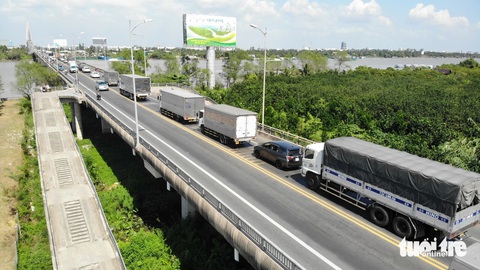 Cầu Rạch Miễu lại kẹt xe từ sáng đến trưa trong ngày đầu nghỉ lễ- Ảnh 1. Cầu Rạch Miễu được thiết kế cho khoảng 6.000 lượt xe qua lại mỗi ngày nhưng thực tế hiện nay lưu lượng xe đã vượt hơn 3 lần nên thường xuyên xảy ra kẹt xe - Ảnh: MẬU TRƯỜNG