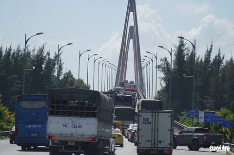 Cầu Rạch Miễu lại kẹt xe từ sáng đến trưa trong ngày đầu nghỉ lễ- Ảnh 5. Phía Tiền Giang, xe ùn ứ ngay dốc cầu Rạch Miễu - Ảnh: MẬU TRƯỜNG