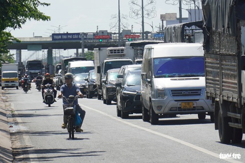Cầu Rạch Miễu lại kẹt xe từ sáng đến trưa trong ngày đầu nghỉ lễ- Ảnh 6. Trạm thu phí BOT cầu Rạch Miễu phải xả trạm nhiều lần trong ngày để dòng xe thoát nhanh hơn - Ảnh: MẬU TRƯỜNG