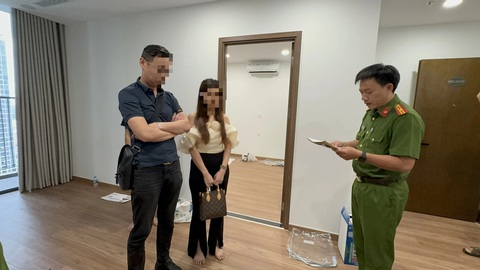 Triệt phá ổ bán dâm với 200 tiếp viên phục vụ khách từ A đến Z- Ảnh 2. Công an đọc lệnh bắt tạm giam Zhang Lei - Ảnh: Công an cung cấp