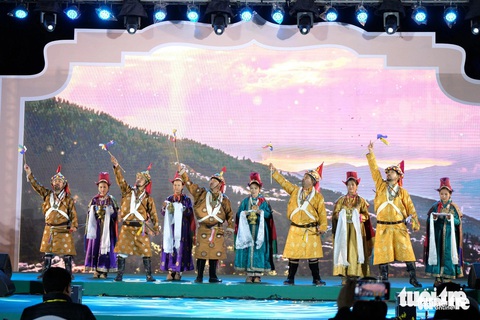 Samten Hills Dalat làm cầu nối xúc tiến du lịch Lâm Đồng - Ladakh Ấn Độ- Ảnh 5. Nhiều đoàn nghệ thuật đến từ Ladahk đã đến Đà Lạt biểu diễn phục vụ người dân và du khách và được ủng hộ nhiệt tình - Ảnh: M.V