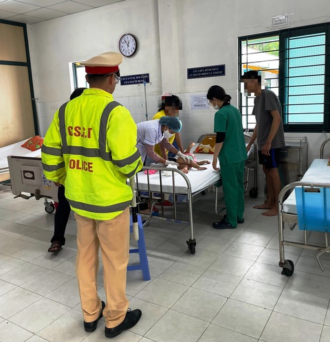 Cảnh sát Đà Nẵng dùng xe đặc chủng chở em bé bệnh tim đi cấp cứu- Ảnh 1. Cảnh sát giao thông đưa cháu bé đến viện cấp cứu kịp thời - Ảnh: H.B.