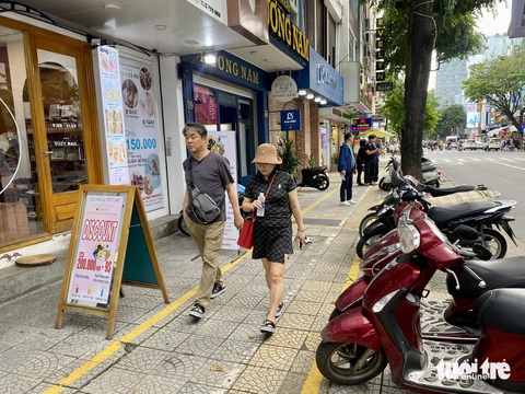 Đà Nẵng kẻ vạch phân tách vỉa hè quận trung tâm, du khách ghé chợ Hàn yên tâm hơn- Ảnh 1. Vỉa hè gần chợ Hàn nơi có đông khách du lịch được kẻ vạch chia ba để hài hòa lợi ích “kinh tế vỉa hè” và phục vụ người đi bộ - Ảnh: TRƯỜNG TRUNG