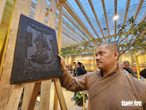 Triển lãm Bảo đạc trường minh kể chuyện thiền phái Liễu Quán- Ảnh 1. Một mộc bản quý được trưng bày tại triển lãm "Bảo đạc trường minh" - Ảnh: ĐẠI NỘI