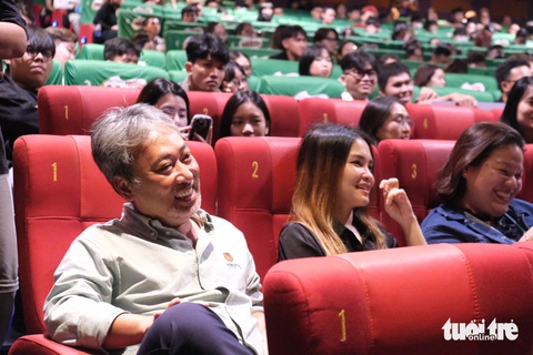 Sinh viên TP.HCM mang phim đồ án tốt nghiệp ra rạp công chiếu- Ảnh 2. Đạo diễn Nguyễn Quang Dũng thích thú thưởng thức phim do sinh viên tự sản xuất - Ảnh: NGỌC PHƯỢNG