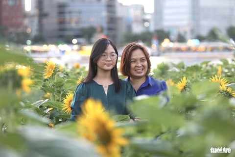 Bờ sông Sài Gòn tấp nập đông vui trước thềm Tết dương lịch 2024- Ảnh 6. Chị Mai Lan cùng con gái lạc giữa rừng hoa để lưu lại khoảnh khắc đẹp. "Biết được thông tin của công viên này trên mạng nhưng đến ngày lễ tôi mới có thời gian cùng con đến đây", chị chia sẻ - Ảnh: PHƯƠNG QUYÊN