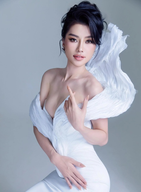 thum Hoàng Nhung đến từ Hà Nội được đánh giá là một trong những ứng viên mạnh nhất cho ngôi vị hoa hậu. Cô cao 1,79m, số đo 3 vòng 85-60-99cm. Hoàng Nhung hiện là giám đốc một công ty khởi nghiệp. Hoàng Nhung từng vào top 16 Hoa hậu Hoàn vũ Việt Nam 2022. Cô khá tự tin với các kỹ năng trình diễn lẫn khả năng giao tiếp - Ảnh: BTC