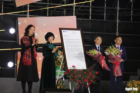 Đà Lạt kỷ niệm 130 năm, được công nhận là thành phố sáng tạo âm nhạc của UNESCO- Ảnh 2. Đại diện UNESCO trao thư xác nhận thành phố Đà Lạt chính thức gia nhập “Mạng lưới các thành phố sáng tạo của UNESCO trong lĩnh vực âm nhạc” cho lãnh đạo thành phố Đà Lạt - Ảnh: M.V