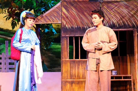 Chuông vàng vọng cổ Kim Luận (vai Quỳnh Nga) và chuông vàng vọng cổ Nguyễn Văn Khởi (vai Trần Minh) trong vở Bên cầu dệt lụa - Ảnh: LINH ĐOAN Chuông vàng vọng cổ Kim Luận (vai Quỳnh Nga) và chuông vàng vọng cổ Nguyễn Văn Khởi (vai Trần Minh) trong vở Bên cầu dệt lụa - Ảnh: LINH ĐOAN