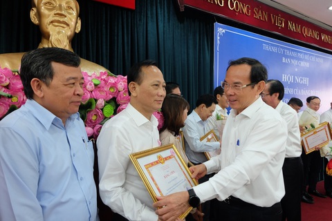 TP.HCM tổng kết công tác nội chính năm 2023- Ảnh 1. Bí thư Thành ủy TP Nguyễn Văn Nên trao bằng khen cho các cơ quan, đơn vị có thành tích xuất sắc trong công tác nội chính năm 2023 - Ảnh: TIẾN LONG