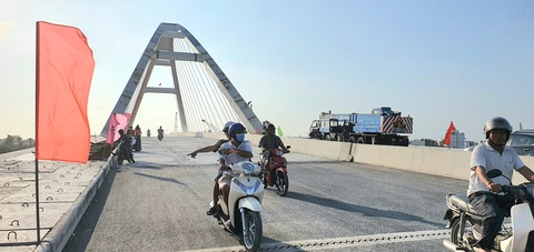 Thông xe cầu Trần Hoàng Na gần 800 tỉ bắc qua sông Cần Thơ- Ảnh 2. Thông xe kỹ thuật cầu Trần Hoàng Na bắc qua sông Cần Thơ - Ảnh: LÊ DÂN
