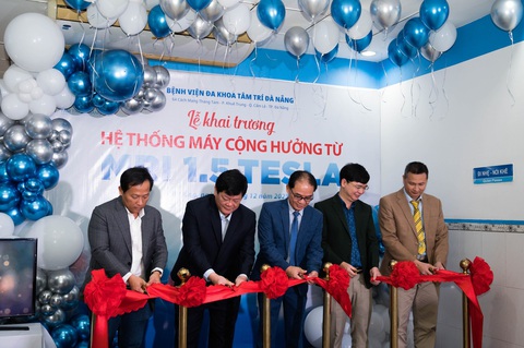 BV Đa khoa Tâm Trí Đà Nẵng đưa vào sử dụng máy chụp cộng hưởng từ- Ảnh 1. Hệ thống máy cộng hưởng từ (MRI) – 1.5 Tesla được coi như là một bước tiến quan trọng trong việc chẩn đoán bệnh - Ảnh: BVCC