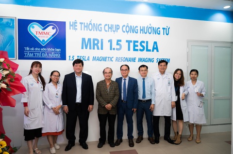 BV Đa khoa Tâm Trí Đà Nẵng đưa vào sử dụng máy chụp cộng hưởng từ- Ảnh 2. Các lãnh đạo cùng những y bác sĩ hào hứng tại lễ khai trương hệ thống máy chụp cộng hưởng từ (MRI) – 1.5 Tesla - Ảnh: BVCC