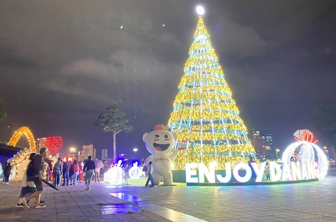 Hoạt động lễ hội hấp dẫn, Đà Nẵng sẽ đón hơn 430 chuyến bay, giá phòng giảm 20-50%- Ảnh 1. Đà Nẵng sẽ tổ chức nhiều hoạt động, sự kiện hấp dẫn phục vụ du khách dịp năm mới 2024 - Ảnh: LÊ TRUNG