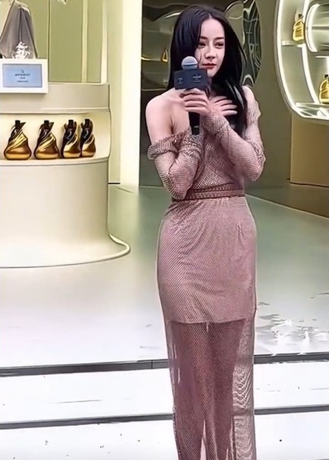 Địch Lệ Nhiệt Ba thẩn thờ vì thời tiết quá lạnh Địch Lệ Nhiệt Ba thẫn thờ vì thời tiết quá lạnh