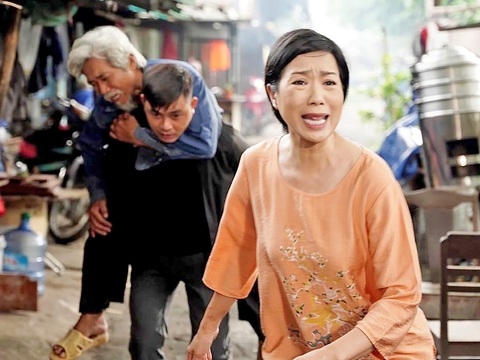 Phim Dưới bóng bình yên kể về cuộc mưu sinh của những người dân lao động nghèo, bên cạnh câu chuyện thiện nguyện của những bạn trẻ