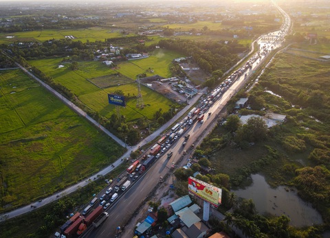 Người dân về quê chơi Tết dương lịch, các cửa ngõ TP.HCM xe nối dài rồng rắn- Ảnh 6. Xe cộ kéo dài trên cao tốc TP.HCM - Trung Lương chiều 30-12 - Ảnh: CHÂU TUẤN