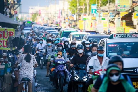 Người dân về quê chơi Tết dương lịch, các cửa ngõ TP.HCM xe nối dài rồng rắn- Ảnh 5. Chiều 30-12, tình hình giao thông trên quốc lộ 50, hướng TP.HCM đi Long An cũng căng thẳng do nhiều người nghỉ lễ về quê - Ảnh: CHÂU TUẤN