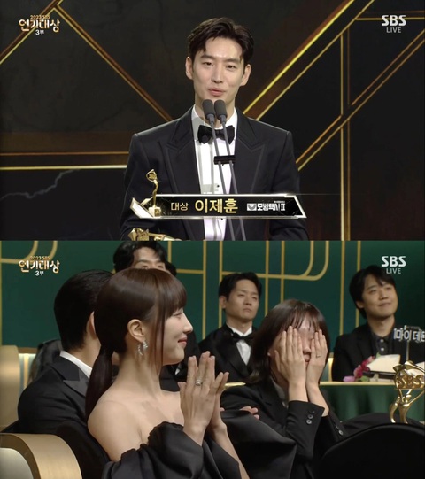 Lee Je Hoon muốn dành tặng giải Daesang cho cố diễn viên Lee Sun Kyun. Ảnh: SBS Lee Je Hoon muốn dành tặng giải Daesang cho cố diễn viên Lee Sun Kyun - Ảnh: SBS