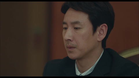 Xem lại My Mister của Lee Sun Kyun, để thấy đời không như phim- Ảnh 4. Lee Sun Kyun điềm đạm, chân thành nhưng vật lộn với cuộc sống nhiều áp lực trong My Mister - Ảnh: tvN