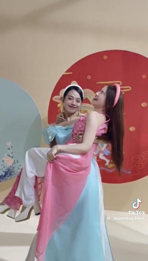 Bị một hoa hậu bế thốc, Hòa Minzy có biểu cảm cực hài- Ảnh 4. Nàng Thị Mầu được hoa hậu bế thốc lên một cách nhẹ nhàng