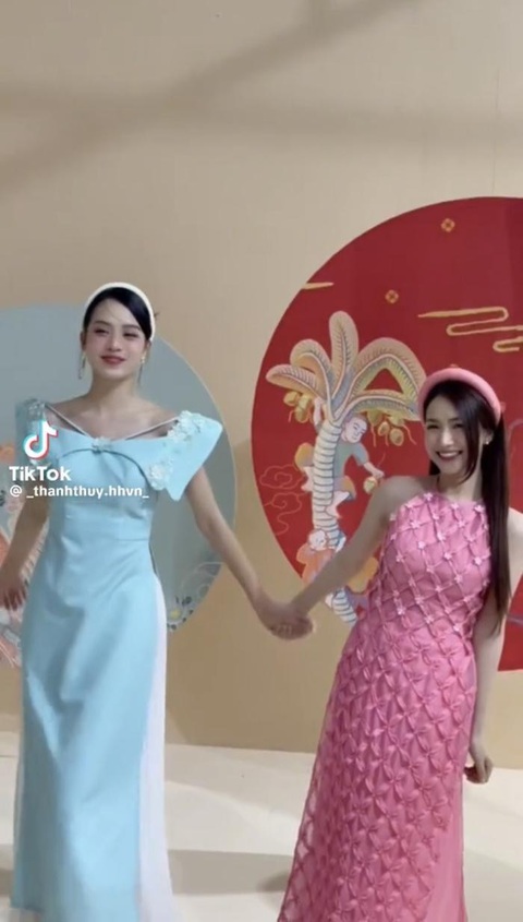 Bị một hoa hậu bế thốc, Hòa Minzy có biểu cảm cực hài- Ảnh 3. Hòa Minzy nổi hứng bày trò vui với đàn em và cái kết cực bất ngờ