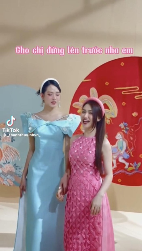 Bị một hoa hậu bế thốc, Hòa Minzy có biểu cảm cực hài- Ảnh 2. Hòa Minzy chụp ảnh áo dài cùng Thanh Thủy