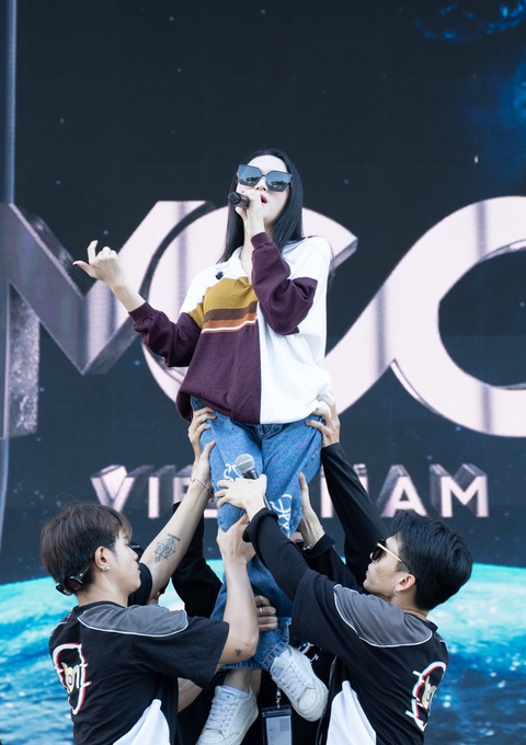 Lộ giọng hát thật 'Voi Bản Đôn' Anh Tú khi 'quên' bật beat nhạc- Ảnh 3. Hương Giang có màn xuất hiện đầu tư vũ đạo công phu với bản mash up Thềm nhà có hoa và Hót hòn họt