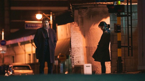 Xem lại My Mister của Lee Sun Kyun, để thấy đời không như phim- Ảnh 2. Lee Sun Kyun và IU ăn ý trong My Mister - Ảnh: tvN