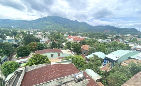 Thị trấn Khâm Đức, từ đây bao người đã lầm lũi vào núi tìm vàng với giấc mơ đổi đời - Ảnh: LÊ TRUNG Thị trấn Khâm Đức, từ đây bao người đã lầm lũi vào núi tìm vàng với giấc mơ đổi đời - Ảnh: LÊ TRUNG