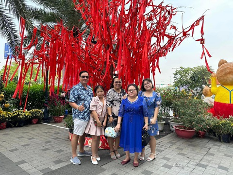 Mẹ Sài Gòn của tôi (đứng, thứ 2 từ phải qua) và gia đình anh Phú - con trai thứ hai của mẹ - Ảnh: PHONG CHÂU Mẹ Sài Gòn của tôi (thứ 2 từ phải qua) và gia đình anh Phú - con trai thứ hai của mẹ - Ảnh: PHONG CHÂU