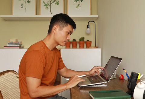 Bạn trẻ chọn sống tối giản, gạt bỏ những so sánh về vật chất- Ảnh 1. Vlogger Hà Mạnh cho rằng lối sống tối giản không chỉ là tối giản về vật chất, mà còn tối giản trong đời sống tinh thần - Ảnh: NVCC