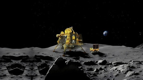 Ngày 23-8, tàu vũ trụ Chandrayaan-3 của Ấn Độ thực hiện thành công sứ mệnh đổ bộ xuống cực nam của Mặt Trăng, trở thành tàu vũ trụ đầu tiên làm được điều này. Cuộc đua thám hiểm vũ trụ của nhân loại tiếp tục diễn ra mạnh mẽ với Ấn Độ trở thành một trong những cường quốc không gian - Ảnh: INDIA TODAY Ngày 23-8, tàu vũ trụ Chandrayaan-3 của Ấn Độ thực hiện thành công sứ mệnh đổ bộ xuống cực nam của Mặt trăng, trở thành tàu vũ trụ đầu tiên làm được điều này. Cuộc đua thám hiểm vũ trụ của nhân loại tiếp tục diễn ra mạnh mẽ với Ấn Độ trở thành một trong những cường quốc không gian - Ảnh: INDIA TODAY