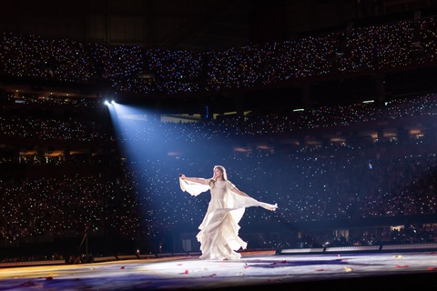 Tour lưu diễn Era của nữ ca sĩ Taylor Swift bắt đầu ngày 16-3 đã liên tục phá vỡ nhiều kỷ lục thế giới. Ngày 6-12, tạp chí Time vinh danh Swift làm nhân vật của năm 2023 - Ảnh: TAS23 Tour lưu diễn Eras của nữ ca sĩ Taylor Swift bắt đầu ngày 16-3 đã liên tục phá vỡ nhiều kỷ lục thế giới. Ngày 6-12, cô được tạp chí TIME vinh danh làm Nhân vật của năm 2023 - Ảnh: TAS23